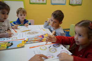 Дошкольники 4-7 лет на занятиях в Полиглотиках
